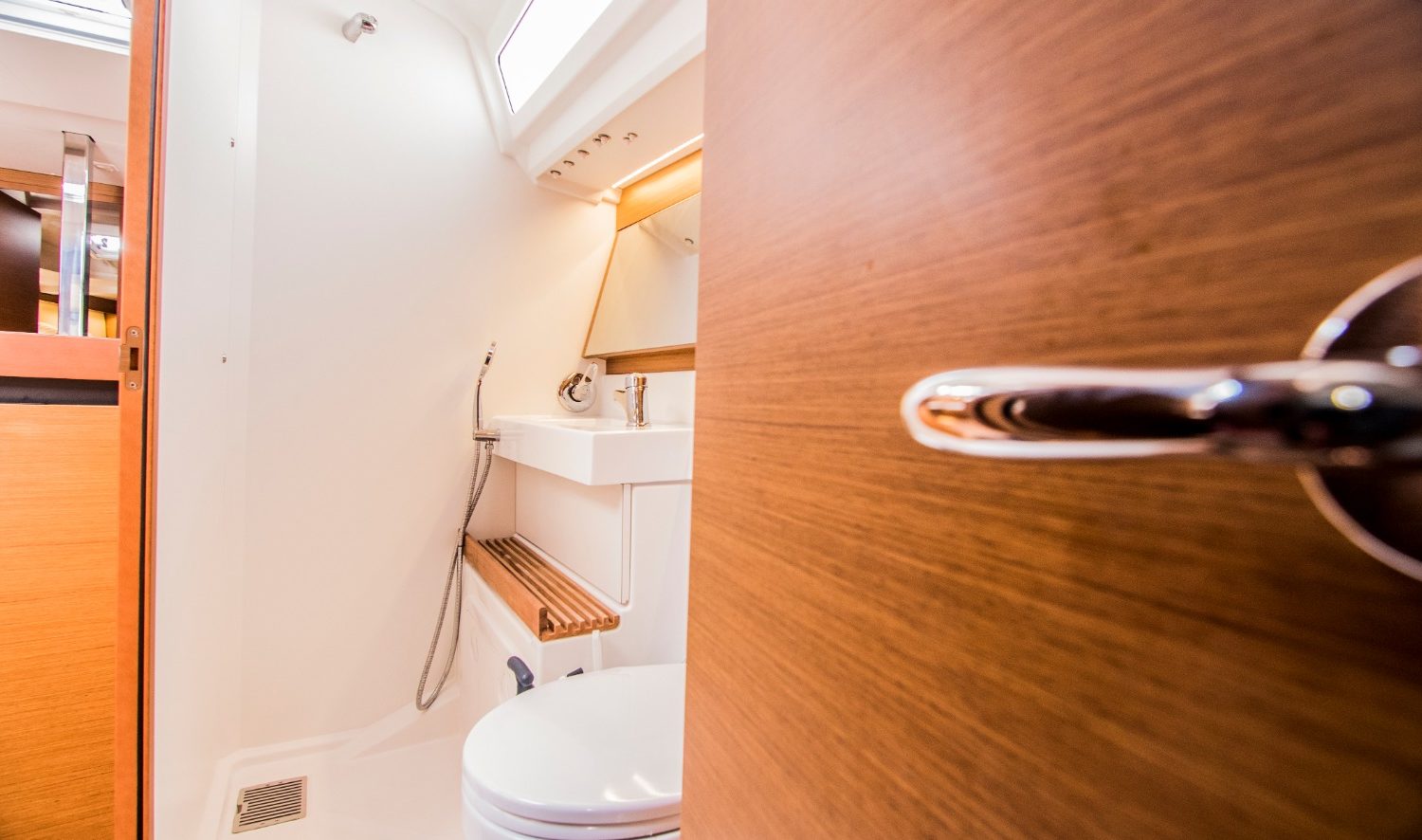 BAGNO POPPA AMPIO CON APERTURA IN CABINA DIRETTA E DETTAGLIO MANIGLIA MODERNA ACCIAIO