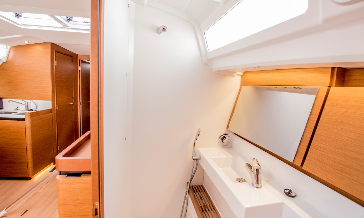 SO 440 BAGNO POPPA CON VISTA PORTA APERTA SALONE DINETTE CUCINA