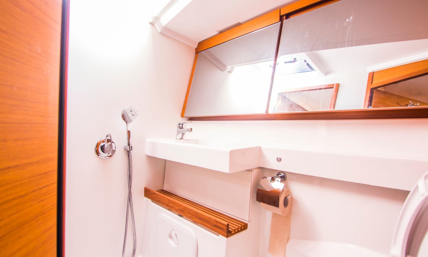 SO 440 BAGNO PRUA CON AMPI SPECCHI E DOCCIA SEPARATA AUTOSCARICANTE AUTOMATICA SENTINA