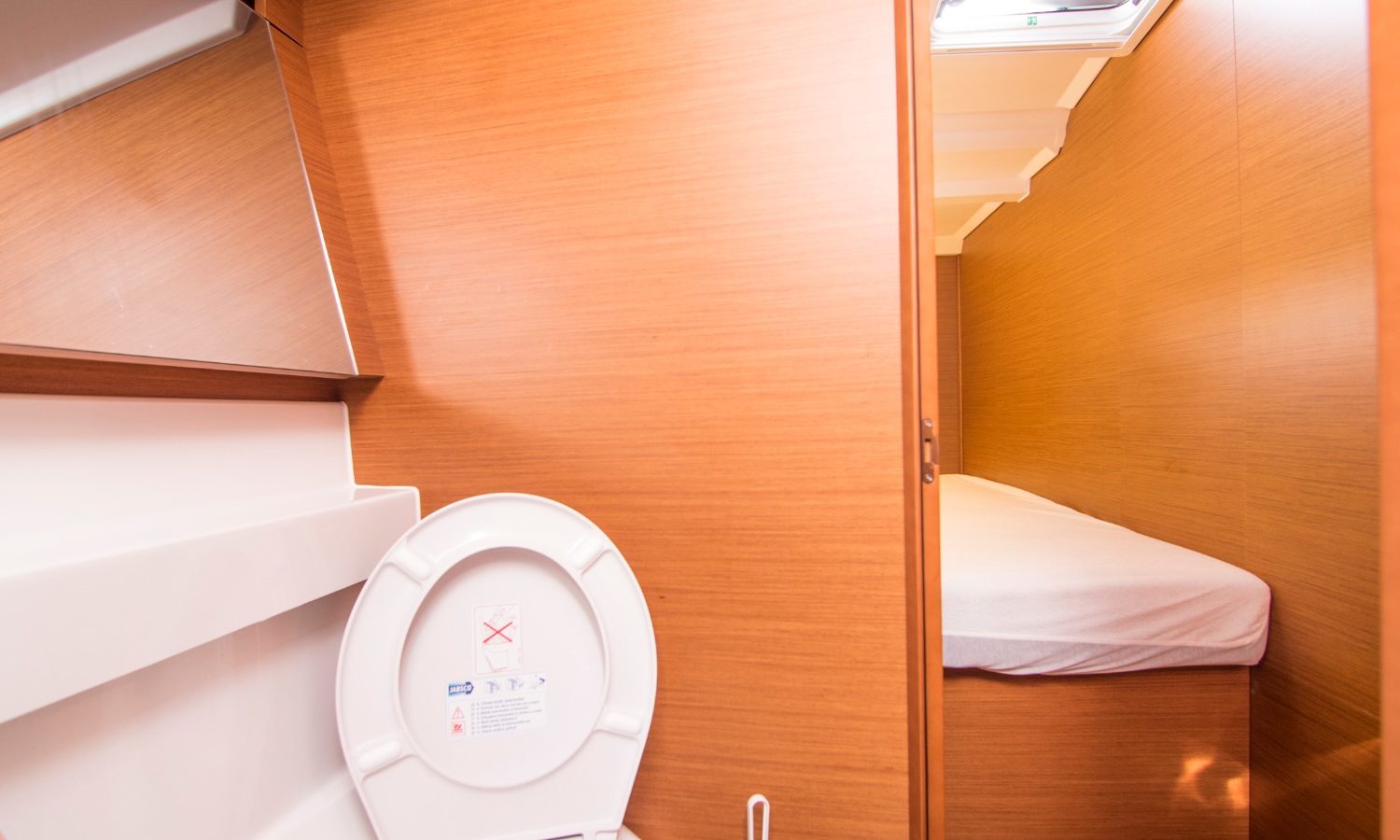 SO 440 BAGNO PRUA CON DETTAGLIO WC COME QUELLO DI CASA E PASSANTE CABINA PRUA