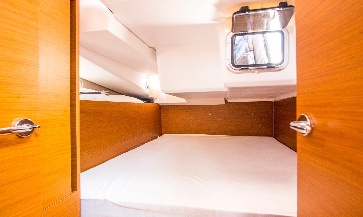 SO 440 CABINA POPPA CON DETTAGLIO ACCESSI PORTE E MANIGLIE MODERNE