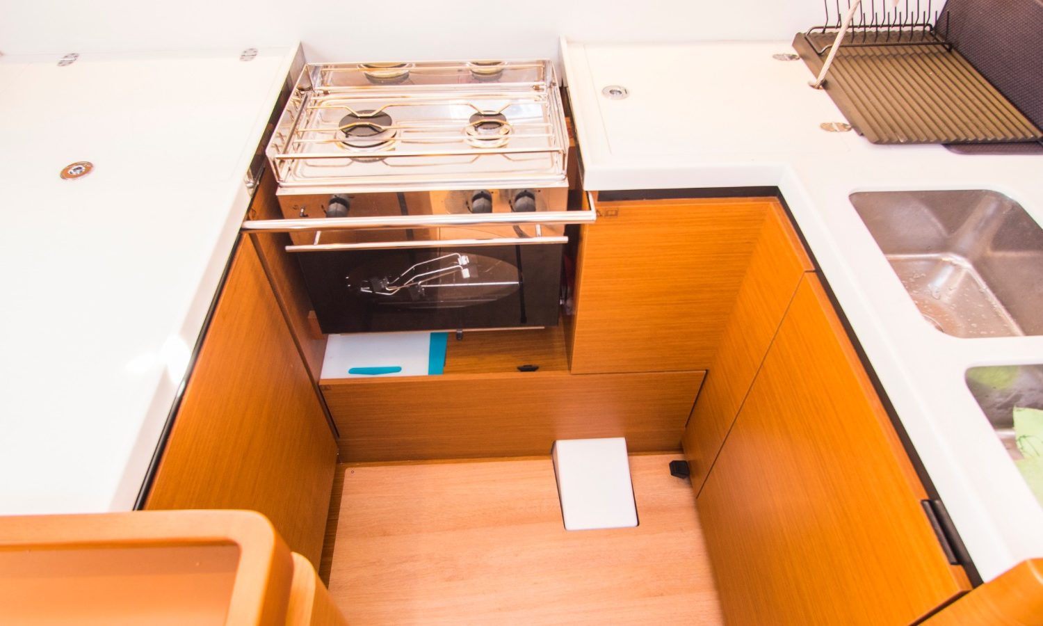 SO 440 VISTA CUCINA CON FORNO E AMPI DUE LAVELLI E SCOLAPIATTI + BANCO LAVORO