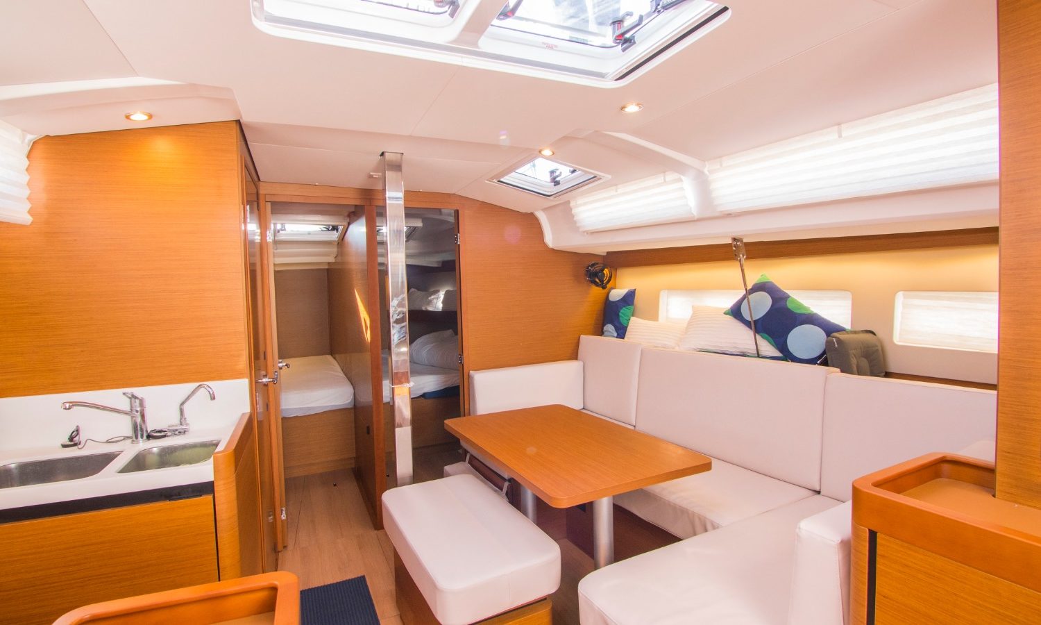 SO440 INTERNO DINETTE +TAVOLO +LUMINOSA