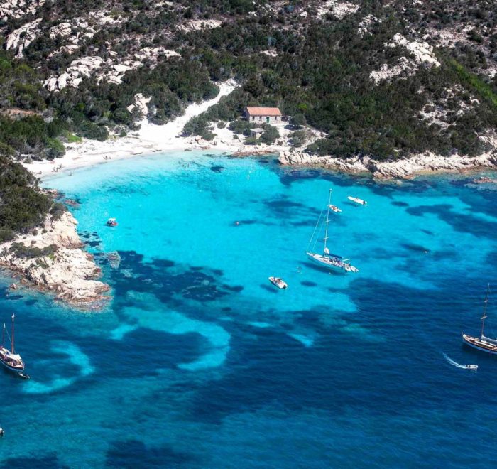 SPARGI-SPIAGGIA-ARCIPELAGO-LA-MADDALENA-SARDEGNA-spargi