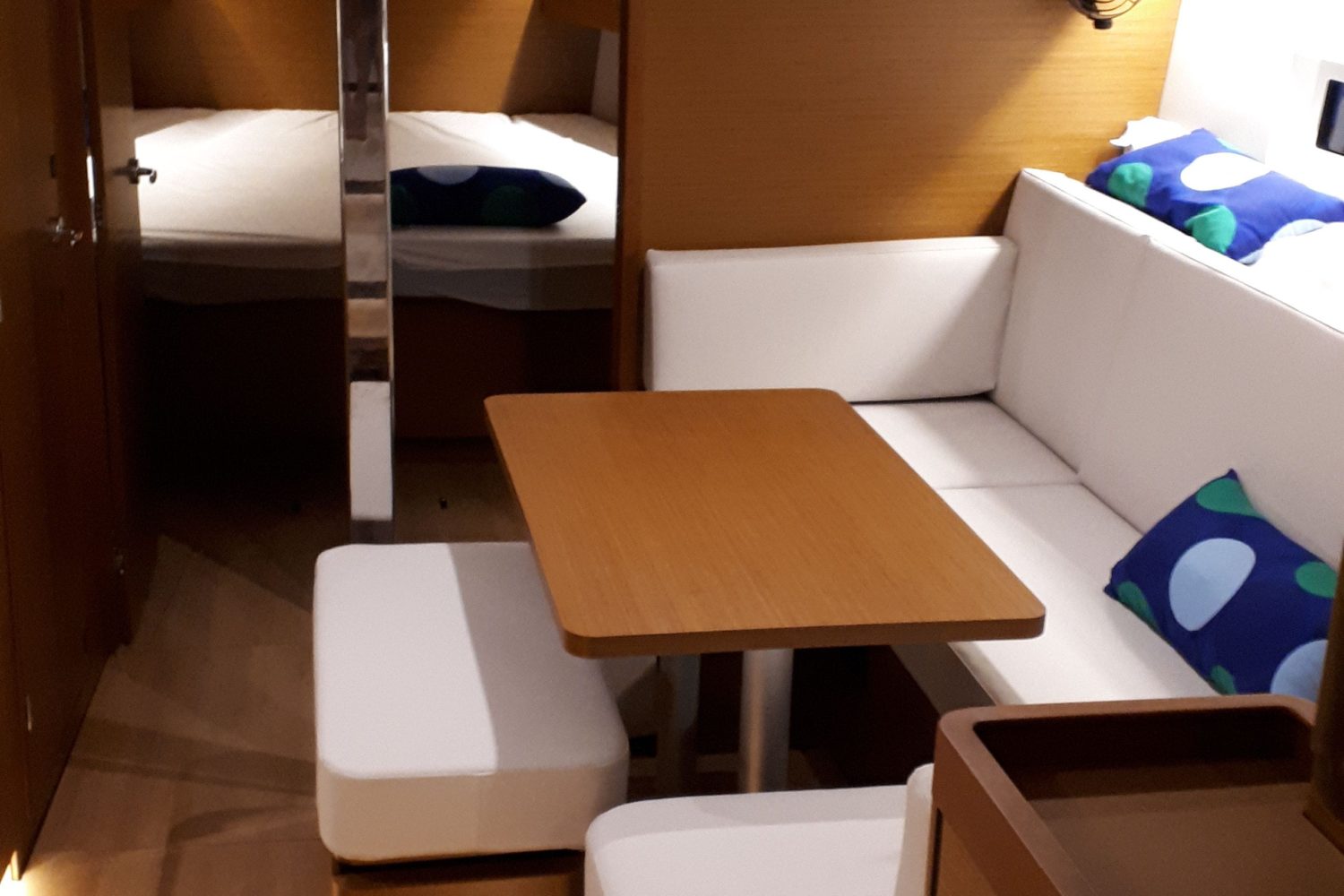 dinette e cabine prua da entrata-min