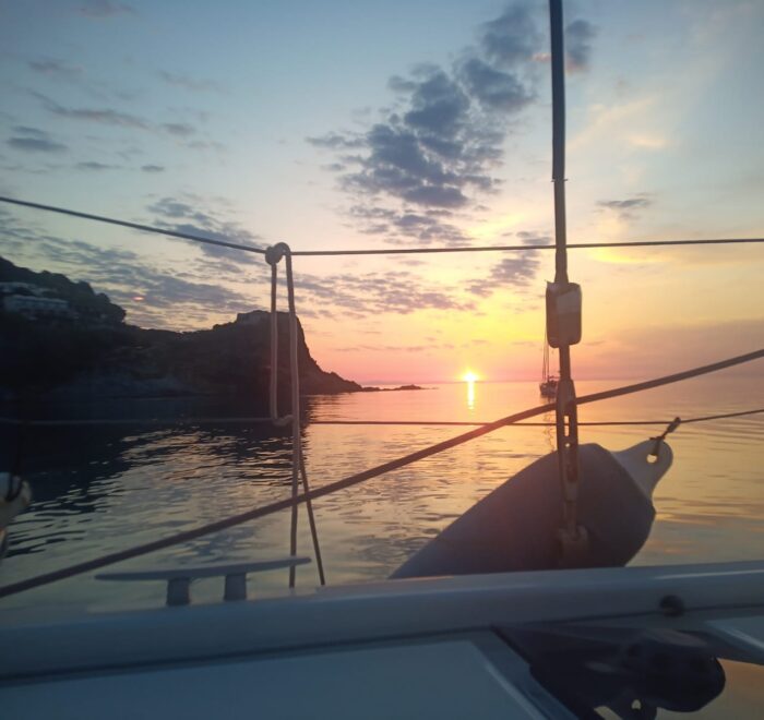 ALBA SINISTRA TRA UN PARABORDO E ROSSO SOLE